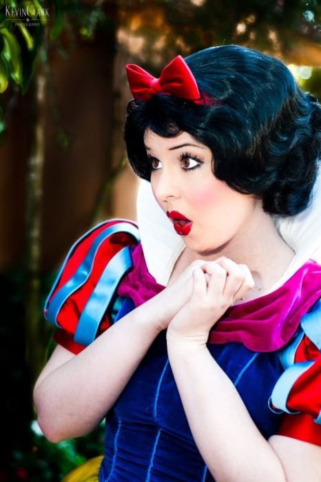 Oh my!  Photographer: Kevin Clark. After watching Snow White for the first time in a few years the other day, I'd say this outfit and expressions are spot on! Snow White Cosplay, Snow White Disney, Disney Face Characters, Disney Cosplay, Face Characters, Disney Life, Disney Dream, Disney Love, Disney Magic