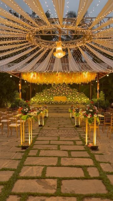 Unique Wedding Event Ideas, Engagement Decoration Outdoor, Engagement Ideas Indian Decoration, Indian Wedding Tent Decorations, Outdoor Engagement Ideas, Engagement Decor Outdoor, Reception Outdoor Decor, Engagement Venue Ideas, Outdoor Wedding Decorations Indian