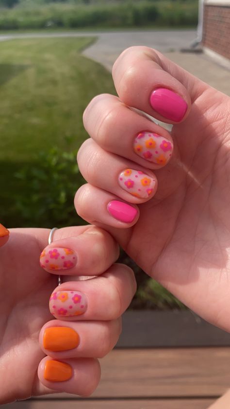 1960s Nails Manicures, Groovy Flower Nails, Nails 70s Style, Nails 70s, Groovy Nail Art, 70s Nails, Groovy Nails, Gel Ideas, 60's Party