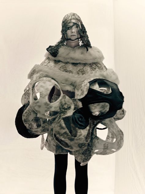 Rei Kawakubo Comme Des Garcons, Paolo Roversi, Rei Kawakubo, Costume Institute, Vogue Paris, Metropolitan Museum Of Art, Japanese Fashion, Metropolitan Museum, Comme Des Garcons