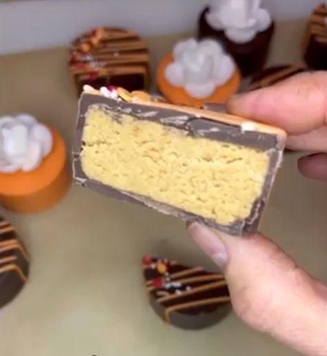 Chocolate Peanut Butter Cake Pops, Benty Cakes Recipes, Peanut Butter Cups Recipe Easy, Puck Cake Recipes, Benty Cake Puck, Cake Puck Recipe, Cake Pucks How To, Thanksgiving Cake Pucks, Cake Pucks Ideas