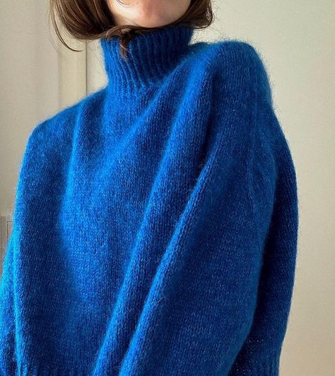 Lærke Boelt Back na Instagramu: „💙💙💙 Billeder af skønne @strick.yoga i hendes #pastelsweaterno1 Ad / samarbejde med @oenling #knit #knitwear #knitting #strik #oenling…“ Knit For Beginners, Mohair Knitting, Nordic Sweater, Mohair Knit, Knitting Kit, Blue Knit Sweater, Oversize Knit, Sweater Knitting Patterns, Pattern Sweater