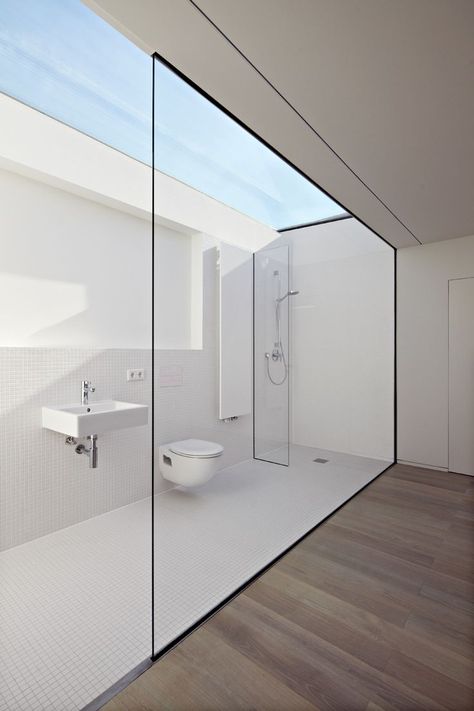 ian shaw architekten haus W Minimal Bathrooms, Glass Walls, Bathroom Windows, Bad Design, Trendy Bathroom, Minimalist Bathroom, Decor Minimalist, Shower Design, Urban Planning