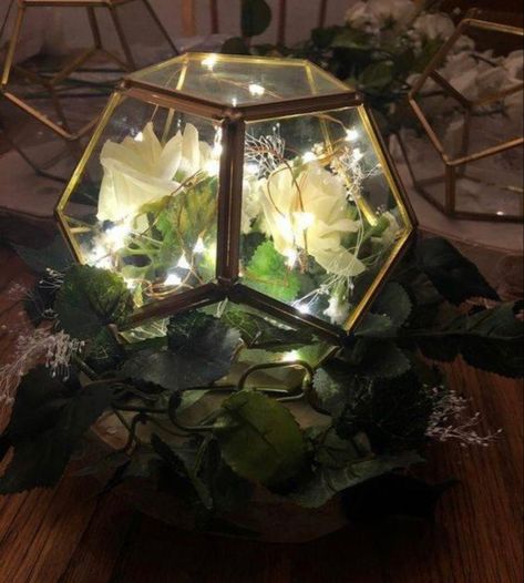 Terrarium Wedding Centerpiece, Terrarium Centerpiece, Terrarium Wedding, Expensive Flowers, Wedding Motifs, Quince Decorations, Quinceanera Themes, Unique Wedding Flowers, Wedding Floral Centerpieces