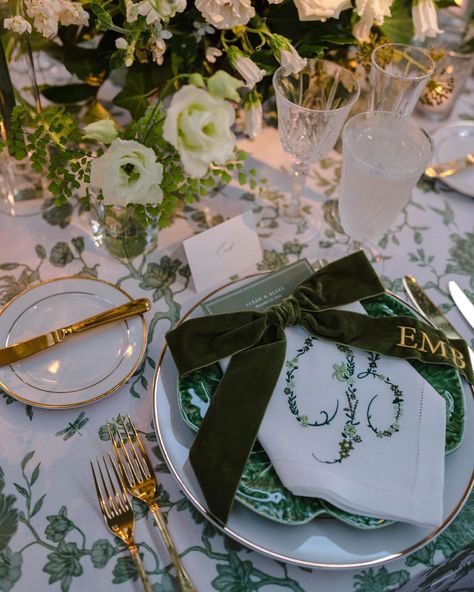 Ahhh we loved embroidering these velvet bows and napkins for @lindsey.boyce.design last year! White linen napkins were embroidered with our very own botanical monogram design, and each green velvet bow was embroidered with the wedding guest initials- perfection! 🤍 Photography@oliviaraejameswed Planner @lindsey.boyce.design #placesettings #weddingtablesetting #weddingplacesettings #tablescapes #weddingtablescapedecor #setthetable #weddingnapkinstyling #weddingsofinstagram #tablescape #wedd... Olive Green Table Setting, Bow Tablescape, Wedding Napkin Folds, Wedding Napkin Folding, Green Table Settings, Green Tablescape, Botanical Monogram, Monogrammed Wedding Napkins, Napkin Folds