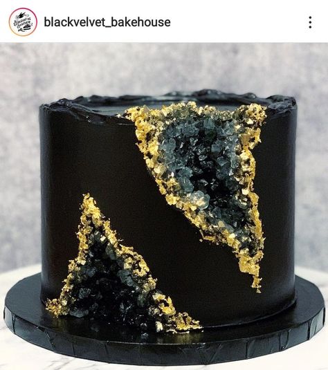 Forest Green Cake Ideas, Black Geode Cake, Fancy Birthday Cakes, 2 Anniversary, Fancy Birthday, Geode Cake, 15 Birthday, Purple Cakes, Green Cake