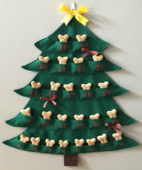 So super cute! A dog advent calendar with a bone a day! Dog Advent Calendar, Felt Advent Calendar, Advent For Kids, Advent Calenders, Felt Christmas Decorations, Advent Calendars For Kids, Diy Advent Calendar, Christmas Advent Calendar, Diy Valentines Gifts