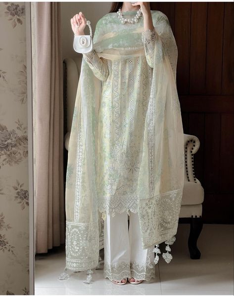 Desi Dress, Desi Fashion Casual, Pakistani Fancy Dresses, Pakistani Dresses Casual, Beautiful Pakistani Dresses, Salwar Kamiz, Indian Dresses Traditional, Simple Pakistani Dresses, Designer Dresses Casual