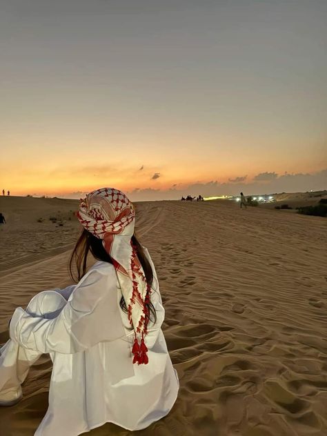 Poses In Desert, Desert Instagram Pictures, Sahara Desert Outfit, Dubai Vacation Outfits, Desert Outfit Ideas Dubai, Dubai Desert Outfit, Desert Outfit Ideas, Baby Blue Iphone Wallpaper, Nas Hip Hop