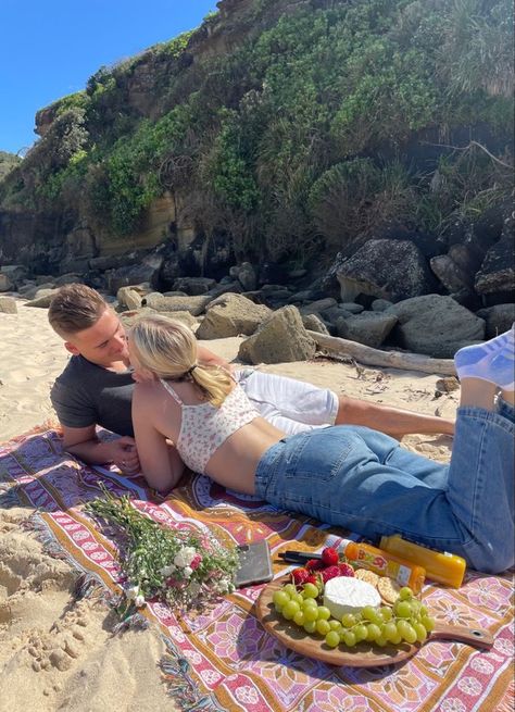 Couple Beach Picnic Ideas, Cute Date Night Pictures, Beach Picnic Date Aesthetic Couple, Beach Date With Boyfriend, Picnic Boyfriend Ideas, Beach Date Pictures, Picnic Dates With Boyfriend, Couple Photo Picnic, Picnic Pics With Boyfriend