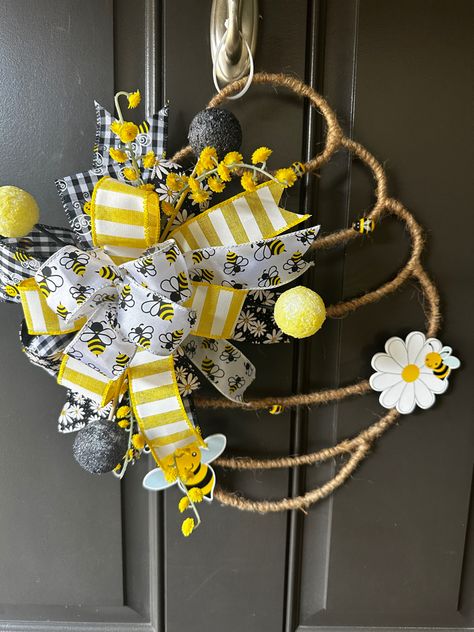 Bee Hive Wreath Diy Dollar Tree, Beehive Wreath, Bee Wreaths, Animal Wreaths, Bee Hives Diy, Bumble Bee Decorations, Baskets Home Decor, Bee Hive Craft, Crafts Wreaths