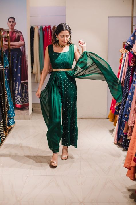 We Found Stunning Outfits For Bridesmaids Under 10K At Indya! | WedMeGood Outfit For Mehendi Function, Indian Wedding Outfit Ideas, Mehndi Function Dresses, Indo Western Outfit, Fashion Lehenga, Mehandi Dress, Mehandi Outfits, Wanderlust Fashion, Mehndi Outfit