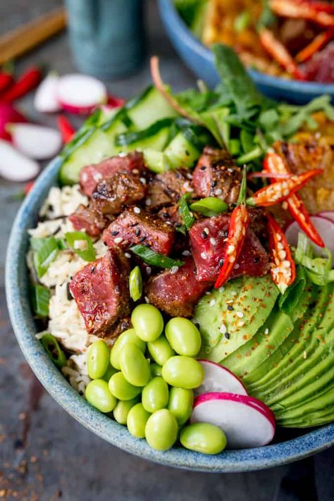 Lightening things up without forfeiting any of the flavour in this seared steak poke bowl! A meaty twist on the Hawaiian classic! #poke #pokebowl #hawaiian #nourishbowl #steak #beefpoke #pokebowlrecipe Steak Poke Bowl, Beef Poke Bowl, Steak Bowl Recipe, Recipe Bowls, Steak Bowl, Asian Steak, Poke Bowl Recipe, Power Bowl, Simple Vinaigrette