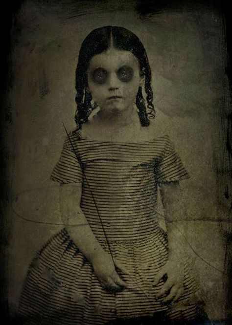 Vintage Bizarre, Haunted Images, Images Terrifiantes, Creepy Vintage, Creepy Photos, Arte Peculiar, Gothic Wall Art, Creepy Images, Creepy Pictures