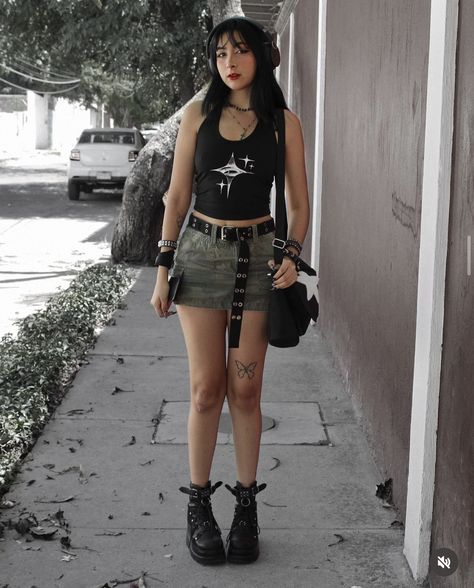 Alternative Baddie Outfits, Punk Party Outfit, Alt Beach Outfits, How To Style Black Maxi Skirt, Emo Concert Outfit Summer, Alt Outfits For Summer, Alt Outfit Summer, Summer Alt Fits, Skirt Outfits Alt