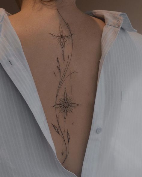 Feminine Back Tattoos, Floral Back Tattoos, Tato Minimal, Muster Tattoos, Spine Tattoos For Women, Spine Tattoo, Back Tattoo Women, Discreet Tattoos, Spine Tattoos