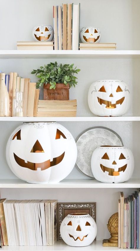 White Jackolantern Ideas, Coffee Table Halloween Decor Ideas, Diy Jack O Lantern, Country Halloween Decor, Dollar Store Halloween Diy, Season Craft, Modern Halloween Decor, Dollar Store Halloween Decorations, Country Halloween