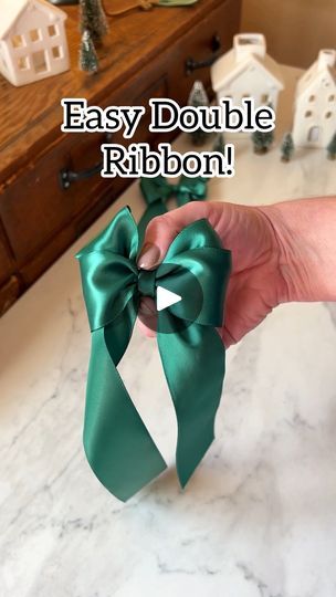 Facebook Bows For Presents, Ribbon Tutorial, Ribbon Wrapping, Bow Making Tutorials, Christmas Bows Diy, Homemade Bows, Gift Wrapping Techniques, Gift Wrapping Inspiration, Bows Diy Ribbon