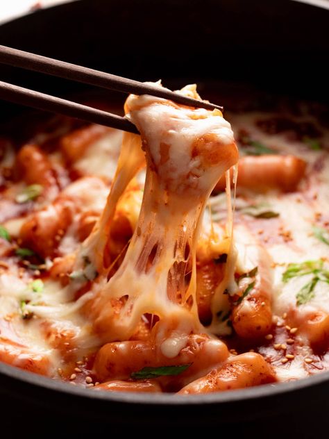 Easy Cheese Tteokbokki (Korean Rice Cake Recipe) | Mikha Eats Easy Tteokbokki Recipe, Korean Tteokbokki Recipe, Korean Rice Cake Recipe, Cheesy Tteokbokki, Easy Tteokbokki, Tteokbokki Recipe Easy, Cheese Tteokbokki, Tteokbokki Recipe, Easy Fast Dinner Recipes