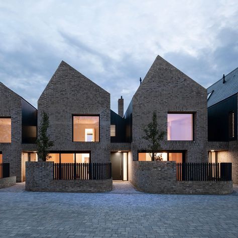 A contemporary take on a traditional format Contemporary Townhouse, Row House Design, Townhouse Exterior, Modern Townhouse, Urban Housing, Townhouse Designs, Brick Architecture, Row House, Residential Building