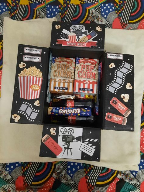 Cinema Gift Basket, Diy Cinema Ticket, Film Gift Ideas, Movie Ticket Gift Ideas, Secret Santa Diy Gifts, Movie Night Box Ideas, Movie Box Ideas, Movie Box Gift Diy, Vintage Movie Night