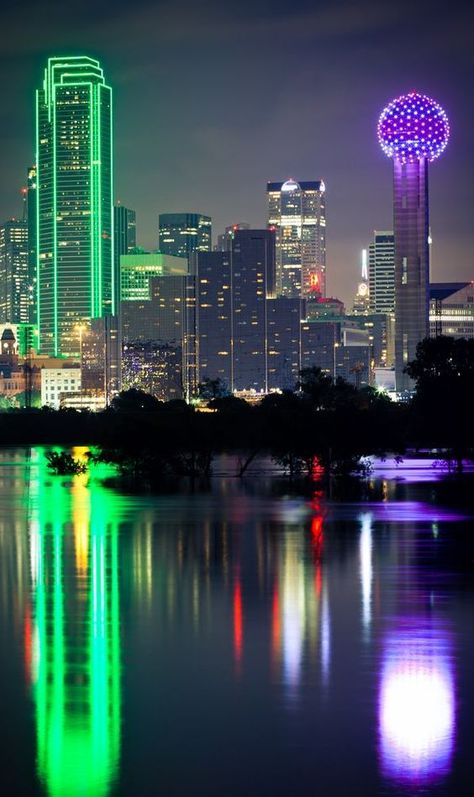 Dallas City Guide: Find the best things to do in Dallas right now! #Dallas #cityguide #Texas Dallas Texas Aesthetic, Dallas Aesthetic, Family Pictures Outside, Travel Guide Book Design, Downtown Dallas Texas, Things To Do In Texas, Things To Do In Dallas, Moving To Dallas, Travel Guide Design