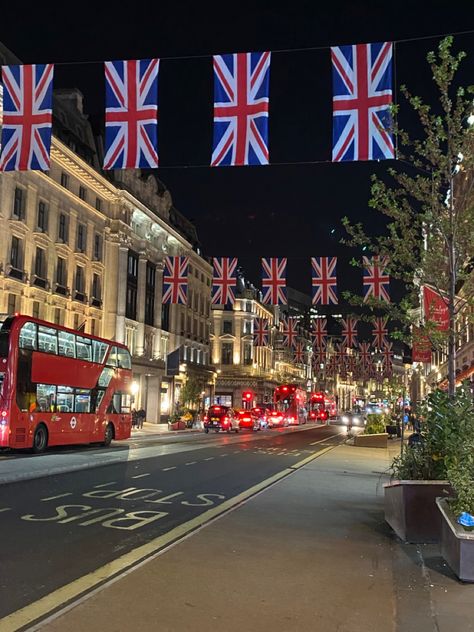 London Picadilly, Living In London Aesthetic, London England Photography, Oxford Street London, Study In London, London Vibes, Oxford Circus, London Dreams, London Baby