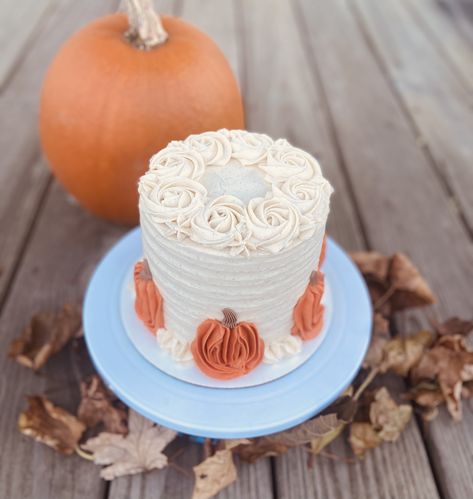 Fall Themed Cake, Fall Cakes Decorating, Cake Chocolate Ganache, Fall Birthday Cakes, Pasteles Halloween, Maple Buttercream, Ganache Filling, Pumpkin 1st Birthdays, Chocolate Ganache Filling