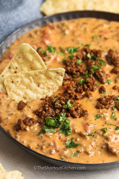 Nacho Dips, Nacho Bar Ideas, Nachos In Oven, Beef Queso Dip, Nachos Dip Recipe, Ground Beef Nachos, Meat Marinades, Nacho Recipes, Nachos Recipe Beef