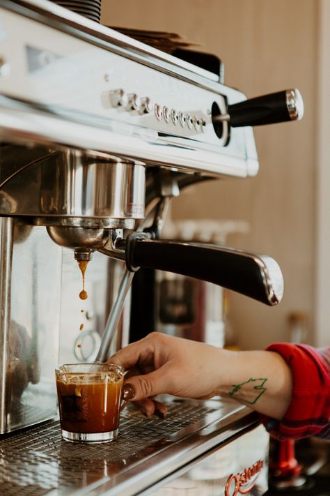 Ways To Make Coffee, Coffee Trailer, Coffee Shop Branding, Coffee Stand, Coffee Shop Photography, Coffee Shot, Cafe Branding, Coffee Shop Logo, Restaurant Photography