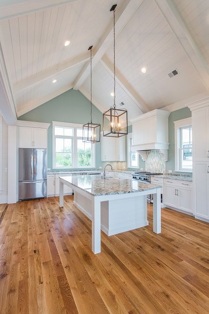 Vaulted Ceiling Lighting, Beach Kitchen Decor, Beach Style Kitchen, Lighting Fixtures Kitchen Island, Beach Kitchens, Kitchen Ceiling Lights, Classic Kitchen, Coastal Kitchen, Island Ideas