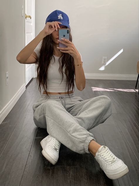 Comfy Cute Sweatpants Outfit, Sweats With Crop Top Outfit, Baggy Sweatpants Aesthetic, Jogger Gris Outfit, Jogger Gym Outfit, Outfits With Adidas Joggers, Outfits Con Jogging, Gym Outfit Joggers, Grey Trackies Outfit