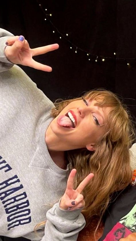 Taylor Peace Sign, Taylor Swift Normal Life, Taylor Swift Sticking Her Tongue Out, Taylor Swift Tongue Out, Taylor Swift Sticking Out Her Tounge, Taylor Swift Peace Sign, Taylor Swift Lips, Taylor Smiling, Taylor Swift Selfie