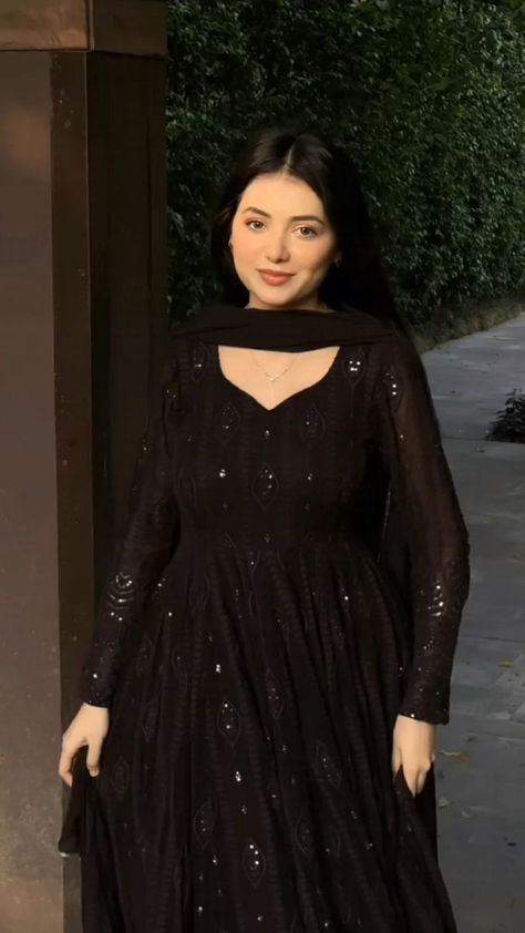 Dupatta With Black Suit, Qawali Night Outfits Black, Black Desi Dress, Black Desi Outfit, Black Suit For Women Indian, Black Suits For Women, Black Anarkali Dress, Black Pakistani Suit, Black Anarkali Suits