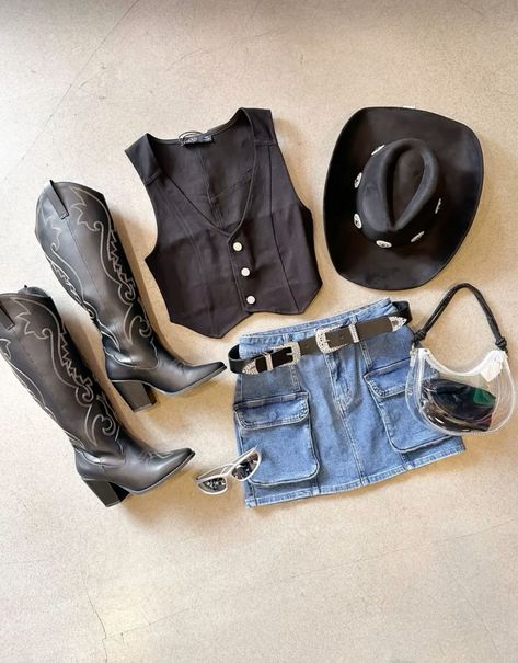 Cute Cowgirl Concert Outfits, Cristian Nodal Concert Outfit Ideas, Cowboy Hat Concert Outfit, Americana Concert Outfit, Marco Antonio Solis Concert Outfit, Cowgirl Clubbing Outfits, Bad Bunny Outfits Ideas Concert 2024, Country Bar Outfits Women, Grunge Western Aesthetic