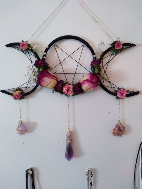 Wicca Home Decor, Witchy Wall Decor Diy, Witchy Bedroom Decor Ideas, Witchy Wreath Diy, Diy Wiccan Crafts, Witch Bedroom Ideas, Witchy Decor Diy, Witchy Wreaths, Witch Bedroom Decor