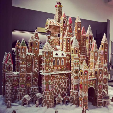 this beautiful edible castle was created in Finland Gingerbread Castle, Homemade Gingerbread House, Cool Gingerbread Houses, Ginger Bread House Diy, Gingerbread House Designs, All Things Gingerbread, Gingerbread House Cookies, Gingerbread Diy, Gingerbread Village