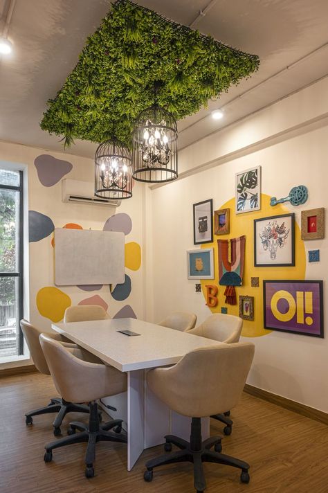 Meeting Rooms Creative, Cool Meeting Room Ideas, Creative Office Interior Design Ideas, Meeting Room Ideas Creative, Small Creative Office Space, Colorful Office Interior Design, Office Collaborative Space, Art Coworking Space, Office Environment Design