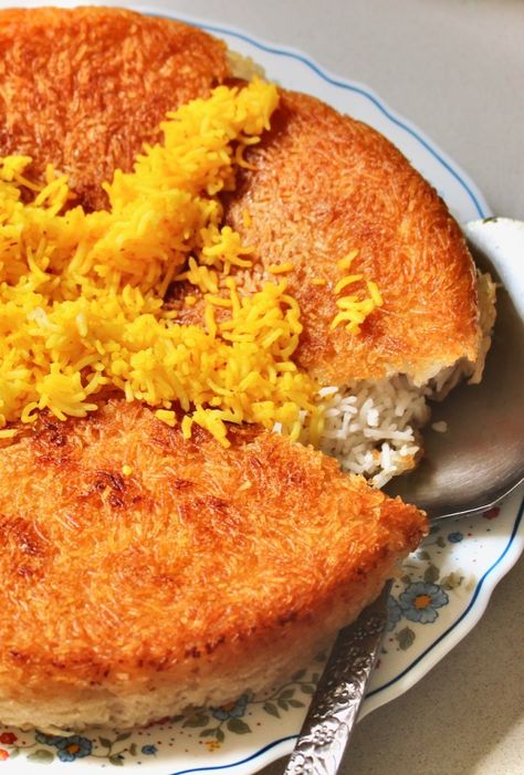 Tahdig Recipe, Basmati Rice Recipe, Rice Crust, Persian Rice, Iranian Recipes, Iranian Cuisine, Saffron Rice, Persian Cuisine, Iranian Food