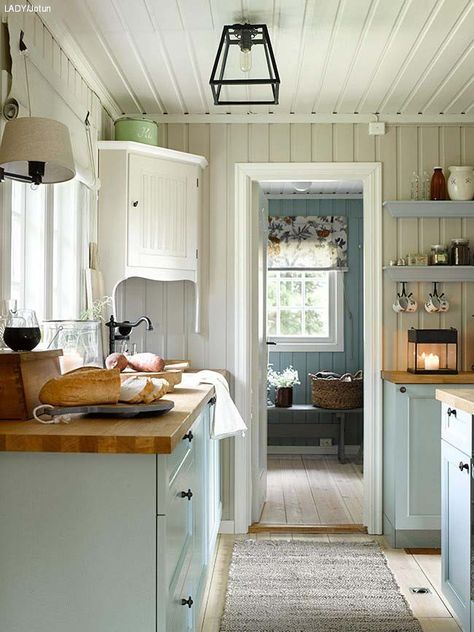 Norwegian Cabin, Cottage Makeover, Scandinavian Cottage, Koti Diy, Swedish Cottage, Swedish Decor, Casa Country, Cottage Interior, Cottage Kitchens