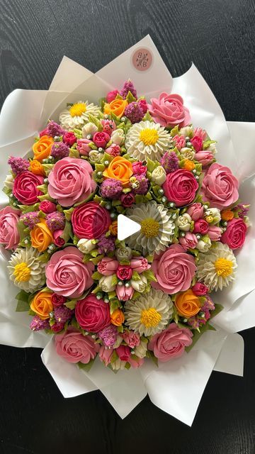 Creator of the worlds first standing cupcake bouquet on Instagram: "This bouquet is just heavenly 🤍 who can spot the 🐝 and 🐞???" Bouquet Cupcakes Ideas, Flower Cupcakes Bouquet, Mini Cupcake Bouquets, Cupcakes Bouquet, Bouquet Cupcakes, Cupcake Flower Bouquets, Cake Bouquet, Cupcake Bouquets, Cupcake Shop