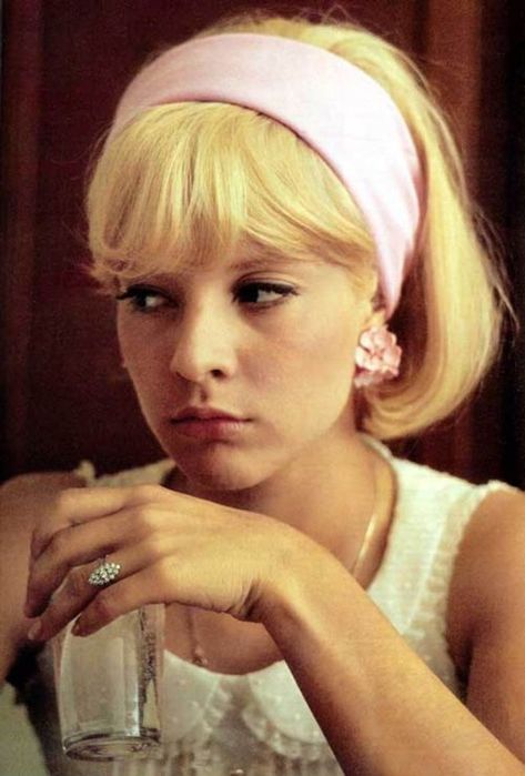 45 Glamorous Photos of Sylvie Vartan in the 1960s ~ Vintage Everyday 60s Hair, Anna Karina, Sylvie Vartan, Francoise Hardy, Charlotte Gainsbourg, Vanessa Paradis, Look Retro, Catherine Deneuve, Jane Birkin