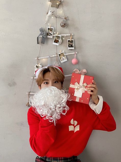 Kpop Christmas Icons Stray Kids, New Years Hat, Bts Christmas, Best Video Ever, Xmas Wallpaper, Baby Squirrel, Christmas Icons, Skz In Cute, Fnc Entertainment