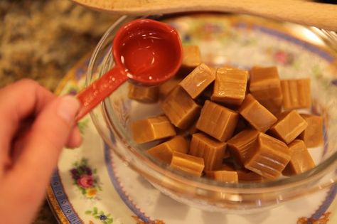 In just a few minutes, you can melt caramels to a smooth consistency in your microwave. Caramels are made by gradually heating sugar with butter and cream to about 250 degrees Fahrenheit, known in candy making as the "firm ball stage." Melting caramels in the microwave helps the novice candymaker avoid the sugar-scorching perils of direct heat. The... Caramel For Apples, Melted Caramel Squares, Caramel Apple Kits, Diy Caramel, Caramel Apple Crisp, Mini Caramel Apples, Caramel Apples Homemade, Caramel Apple Dip, How To Melt Caramel