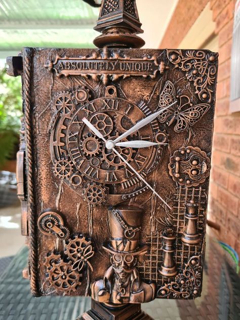 Steampunk Book Cover Diy, Steampunk Mannequin, Steampunk Book Cover, Steampunk Books, Book Art Diy Tutorial, Décor Steampunk, Steampunk Diy Crafts, Steampunk Creations, Steampunk Mixed Media Art