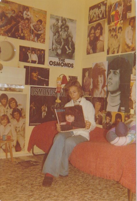 The proove! I was an Osmond fan 70s Room Aesthetic Retro, 70s Inspired Bedroom Vintage, 79s Aesthetic, 70s Vibe Bedroom, Aesthetic 70s Pictures, 1970s Bedroom Aesthetic, 1970 Bedroom, 70s Teen Bedroom, 70s Bedroom Hippie