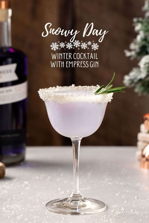 Snowy Day - Winter Gin Cocktail with Empress 1908 Gin Holiday Christmas Drinks Alcohol, Christmas Sour Cocktail, Empress Gin Holiday Cocktail, Apres Ski Cocktails, Snowy Cocktails, Winter Theme Cocktails, Frozen Themed Cocktails, Festive Gin Cocktails, Christmas Cocktail Prosecco