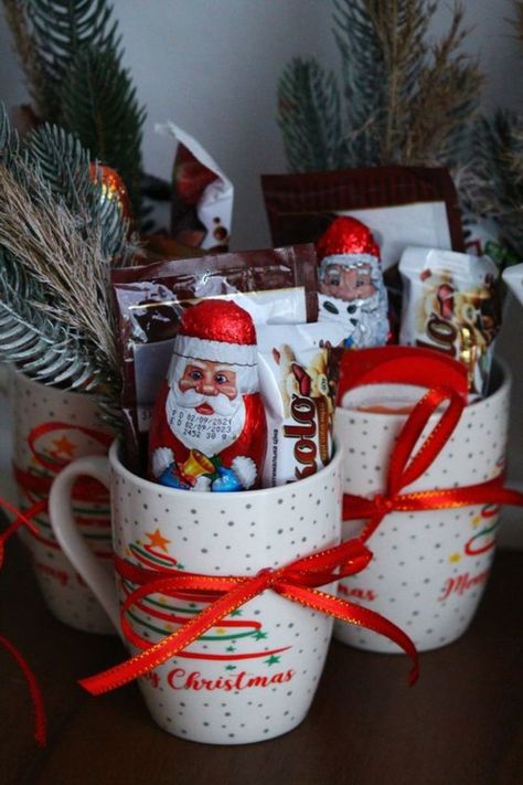 Cup Presents Gift Ideas, Christmas Coffee Gift Basket, Winter Gift Basket Ideas, Christmas Hamper Ideas, Diy Christmas Gifts For Friends, Girly Christmas Gifts, Christmas Gift Hampers, Christmas Hampers, Easy Diy Christmas Gifts