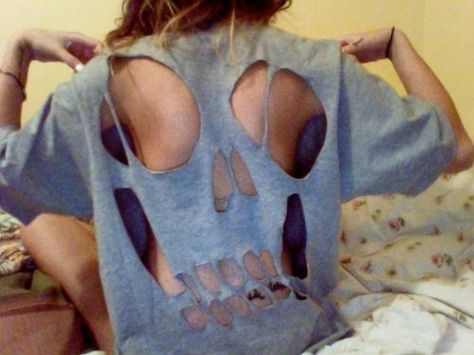 I dont like skulls but that is pretty cool Skull Cutout, Upcycle Clothes Diy, Under Your Spell, Diy Clothes Design, Lindsay Lohan, Skull Shirts, Swaggy Outfits, Mode Inspo, Cut Shirts