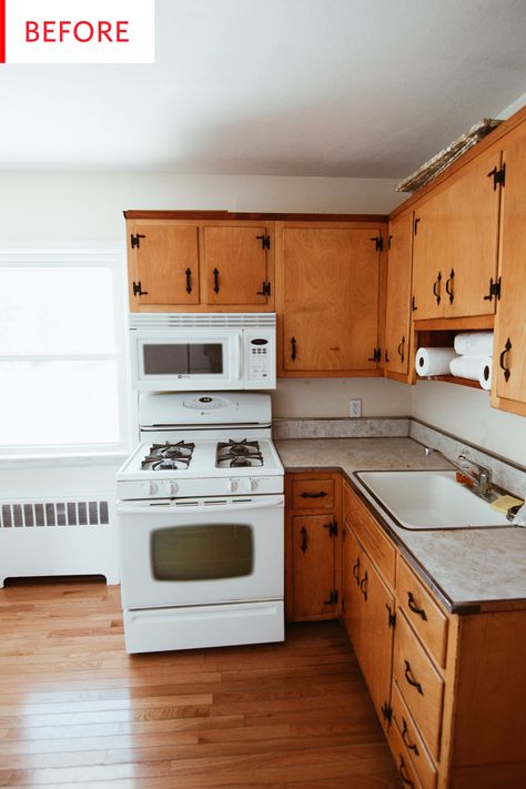 Shabby Chic Kitchen Cabinets, Kitchen Cabinets Before And After, 60s Kitchen, Painting Kitchen Cabinets White, Cocina Shabby Chic, Kitchen Cabinet Trends, Old Kitchen Cabinets, 1950s Kitchen, Budget Remodel